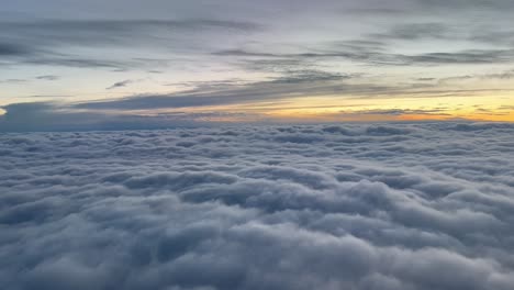 Sonnenaufgang-über-Den-Wolken,-Wie-Ihn-Die-Piloten-Beim-Flug-über-Einer-Wolkendecke-Sehen