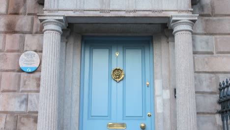 Typischer-Hauseingang-In-Klassischer-Architektur-Mit-Blauer-Tür-Und-Säulen,-4.-Dezember-2023