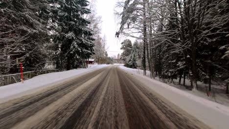 Pendeln-Auf-Dem-Land,-Winterreisen,-POV,-Defensive-Fahrfähigkeiten-In-Eisigem-Klima