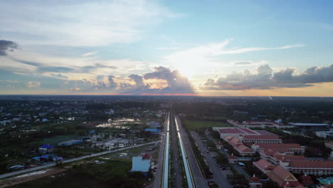 Lange-Gerade-Straßen,-Die-Bei-Sonnenuntergang-In-Kambodscha-Aus-Siem-Reap-Führen