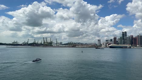 Lotsenboot-Navigiert-Auf-Dem-Meer-Vor-Dem-Hintergrund-Der-Skyline-Von-Singapur