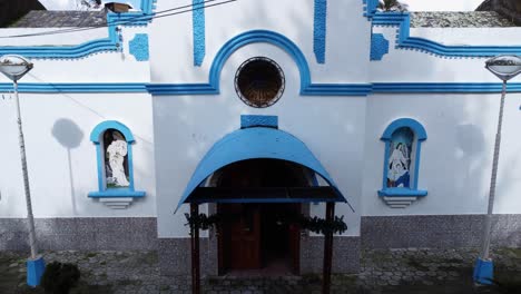 Toma-De-Elevación-Del-Frente-De-La-Iglesia-Católica-En-El-Barrio-Güitig,-Machachi,-Ecuador.