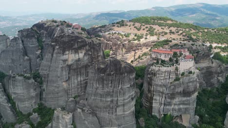 Monasterios-De-Meteora-En-Grecia-Continental---Atracción-Turística-Popular-Y-Sitio-De-La-Unesco---Antena-4k