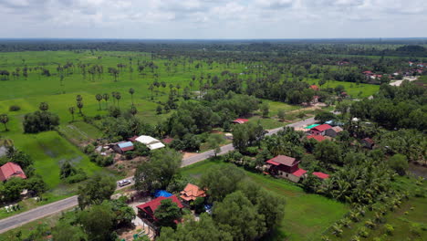 Crucero-Por-La-Zona-Rural-De-Camboya-Sobrevuelo-Con-Drones-Sobre-Una-Pequeña-Aldea