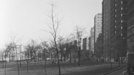 Von-Bäumen-Gesäumter-Boulevard-Mit-Wohnhäusern-An-Einem-Wintertag-Im-New-York-Der-1930er-Jahre
