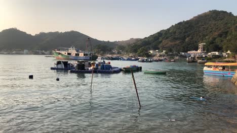 Fischerboote-Und-Touristische-Ausflugsboote-Warten-Im-Wasser-In-Tai-O,-Hongkong