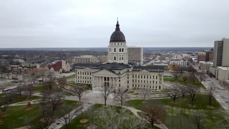 Edificio-Del-Capitolio-Del-Estado-De-Kansas-En-Topeka,-Kansas-Con-Video-De-Drones-Moviéndose-En-Círculo