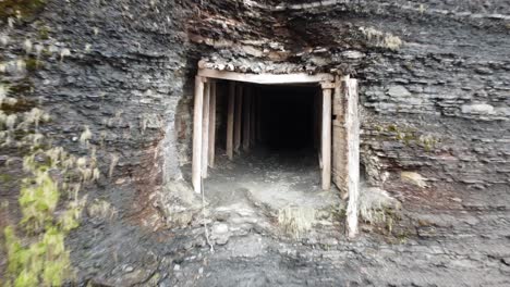 Betreten-Einer-Verlassenen-Mine-Mit-Kaputten-Stützen-Und-Durchtretendem-Wasser