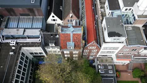 Die-Drohne-Fliegt-Von-Oben-Nach-Unten-über-Das-Haus-Von-Anne-Frank-In-Amsterdam,-Niederlande.-Luftaufnahmen-In-4K