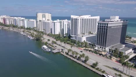 Eine-Epische-Luftperspektive-Entlang-Der-Collins-Avenue,-Während-Eine-Drohne-Die-Modernen-Hotelgebäude-An-Der-Küste-Einfängt-Und-Atemberaubende-Ausblicke-Auf-Das-Wasser-Bietet