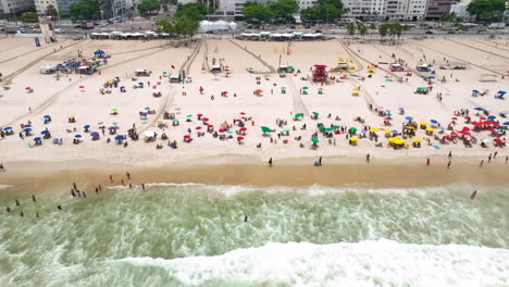 Bañistas-Disfrutando-Del-Clima-Soleado-De-Verano-En-La-Playa-De-Copacabana,-Río
