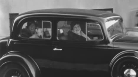 Mujeres-Sentadas-Dentro-De-Un-Automóvil-Clásico-En-Una-Calle-De-La-Ciudad-De-Nueva-York-En-La-Década-De-1930