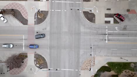 Intersection-with-cars-moving-in-downtown-Topeka,-Kansas-with-overhead-drone-video-stable