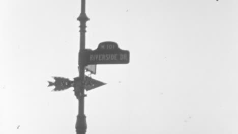 Vintage-Straßenschild-An-Der-Kreuzung-Von-Route-101-Und-Riverside-Drive-In-New-York