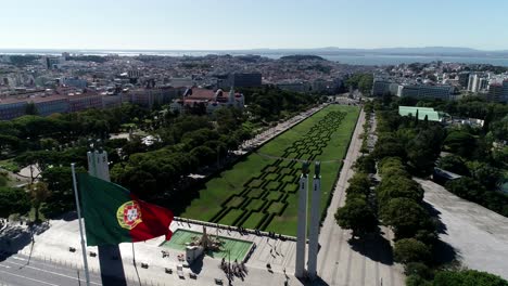 Portugals-Nationalflagge-Weht-In-Lissabon,-Portugal