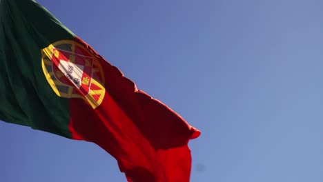 Die-Portugiesische-Nationalflagge-Weht-Im-Blauen-Himmel