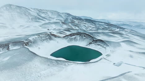 Vista-Aérea-De-La-Montaña-Nevada-De-Krafla-Y-La-Caldera-Volcánica-En-Invierno-En-El-Norte-De-Islandia