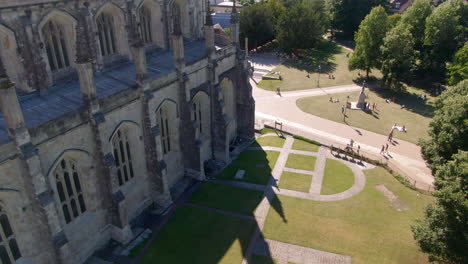 Drone-shot-of-the-South-side-of-Winchester-Cathedral-and-grounds,-captured-in-Summer,-in-Hampshire,-UK