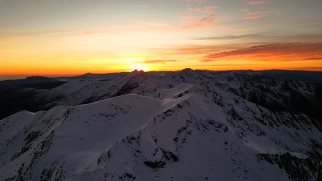 Unglaublicher-Sonnenuntergang-In-Den-Karpaten,-Filmische-4K-Drohnenaufnahmen