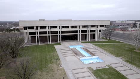 Centro-Judicial-Del-Estado-De-Kansas-Y-Edificio-De-La-Corte-Suprema-De-Kansas-En-Topeka,-Kansas,-Con-Video-De-Drones-Moviéndose-En-Círculo