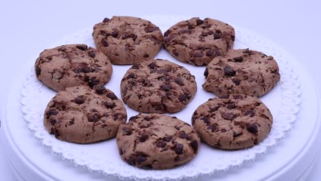 Kekse-Mit-Schokoladenstückchen,-Die-Auf-Einem-Drehteller-Rotieren