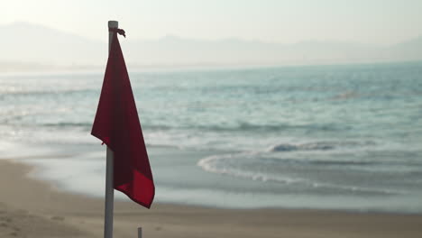 Rote-Flagge-Am-Strand-Warnt-Vor-Großer-Gefahr,-Gefährlicher-Brandung-Und-Starker-Strömung.-Seien-Sie-äußerst-Vorsichtig