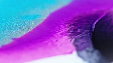 Rosa-Und-Blaue-Tinte-Fließen-Im-Wasser-Mit-Glitzer-Und-Bilden-Ein-Lebendiges-Abstraktes-Muster-Auf-Weißem-Hintergrund