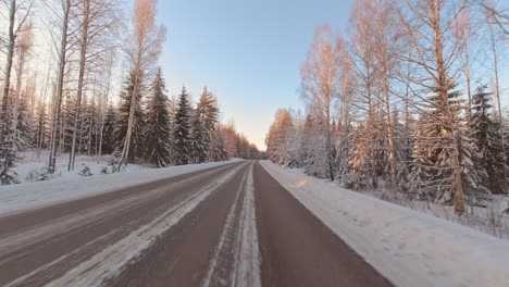 Winterfahrperspektive-Auf-Vereisten,-Schneebedeckten-Straßen,-Sichere-Fahrbeobachtung