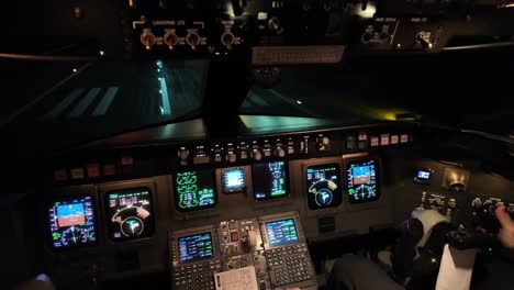 Landung-In-Echtzeit-Bei-Einem-Echten-Nachtflug,-Gesehen-Von-Den-Piloten-Aus-Dem-Cockpit
