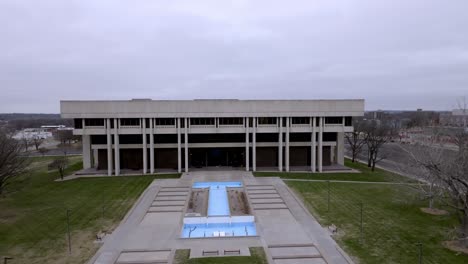 Centro-Judicial-Del-Estado-De-Kansas-Y-Edificio-De-La-Corte-Suprema-De-Kansas-En-Topeka,-Kansas,-Con-Video-De-Drones-Subiendo