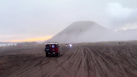 Jeep-SUV-Fährt-Durch-Die-Wüste-Mit-Exotischem-Blick-Auf-Die-Berge