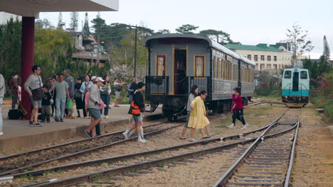 Dalat-Bahnhof-–-Gruppen-Koreanischer-Touristen-überqueren-Bahngleise,-Vorbei-An-Antiken-Eisenbahnwaggons-–-Weitwinkel