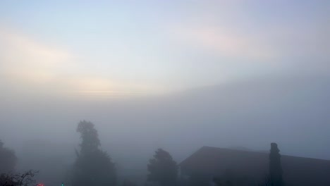 Mystische-Luftaufnahme-Von-Lissabon,-Eingehüllt-In-Nebel-Und-Sonnenlicht,-Mit-Der-Brücke-Vom-25.-April-Und-Christus-Dem-Erlöser,-Der-An-Einem-Bezaubernden-Tag-Im-Hintergrund-Auftaucht