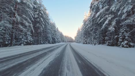 Geschwindigkeitsüberschreitung-Im-Winter,-POV,-Verschneite,-Vereiste-Straßen-Mit-Waldlandschaft-In-Finnland