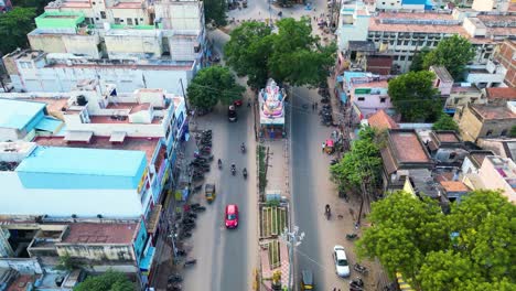 Busy-city-street-in-Madurai,-Tamil-Nadu,-India