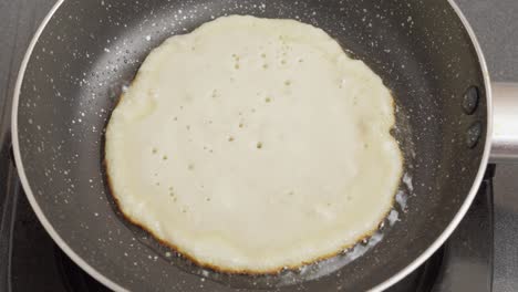 Cooking-a-pancake-with-oil-in-frying-pan