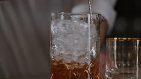 Der-Barkeeper-Rührt-Ein-Altmodisches-Eis-In-Einem-Großen-Rührglas