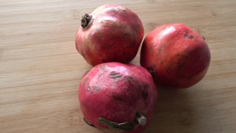 Rotierende-Granatapfelfrucht,-Draufsicht,-4k