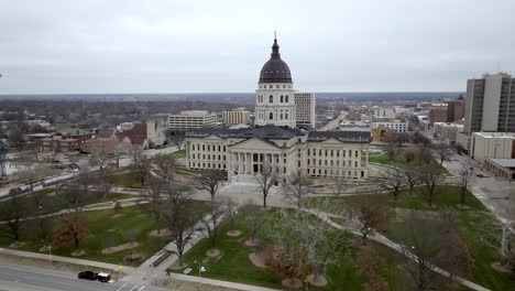 Edificio-Del-Capitolio-Del-Estado-De-Kansas-En-Topeka,-Kansas-Con-Video-De-Drone-Moviéndose-En-Plano-Medio