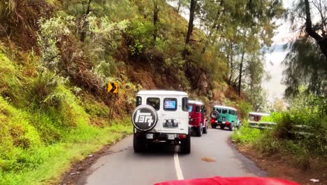 Jeep-4x4-Conduciendo-Por-La-Carretera-En-Medio-Del-Bosque