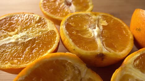Frisch-Geschnittene-Orangenfruchtstruktur-Auf-Rotierendem-Hintergrund