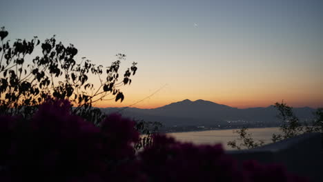 Bunter-Sonnenuntergang-Und-Mond-über-Dem-Tropischen-Ozean-Und-Den-Bergen-In-Mexiko