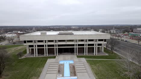Centro-Judicial-Del-Estado-De-Kansas-Y-Edificio-De-La-Corte-Suprema-De-Kansas-En-Topeka,-Kansas,-Con-Un-Video-De-Un-Dron-Moviéndose-Hacia-Abajo