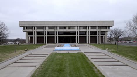 Centro-Judicial-Del-Estado-De-Kansas-Y-Edificio-De-La-Corte-Suprema-De-Kansas-En-Topeka,-Kansas,-Con-Video-De-Drones-Moviéndose