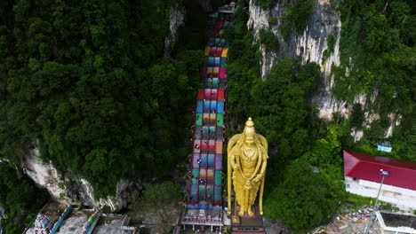 Luftaufnahme-Der-Murugan-Statue-In-Den-Batu-Höhlen-In-Gombak,-Selor,-Malaysia