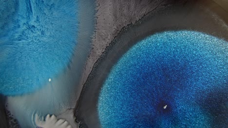Tinta-Azul-En-Agua-Con-Partículas-Brillantes-Que-Crean-Un-Efecto-De-Textura-Dual,-Que-Recuerda-A-Un-Fenómeno-Cósmico