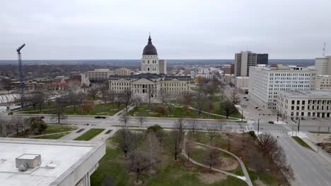 Edificio-Del-Capitolio-Del-Estado-De-Kansas-En-Topeka,-Kansas-Con-Video-De-Drones-Moviéndose-En-Plano-Medio