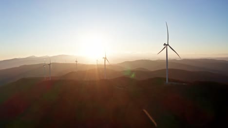Sonneneruptionen-Und-Strahlen-Auf-Drohnenflug-Um-Windpark-Mit-Rotierenden-Windkraftanlagen