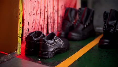 Schuhe,-Die-Sich-Während-Der-Herstellung-Auf-Einem-Förderband-Durch-Die-Produktionsstufen-Bewegen