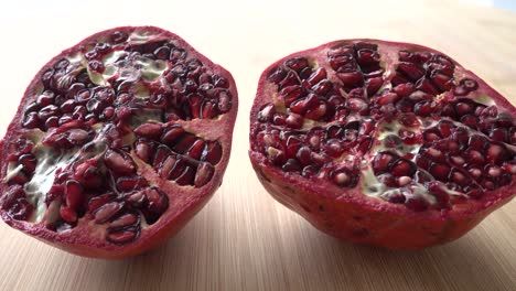 Rotierende-Granatapfelfrüchte-Und--kerne,-Draufsicht,-4k